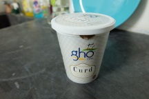 Curd (Yoghurt) gibt es bei mir fast jeden Morgen zusammen mit einer leckeren Mango. Meistens 35 Rs. (0,47 Euro)