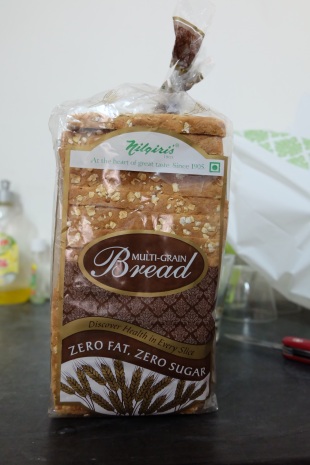 Dieses Brot liegt bei 48 Rs (0,64 Euro). Gibts aber auch schon fuer 32 Rs.